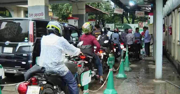 রাজধানীর একটি ফিলিং স্টেশনের চিত্র